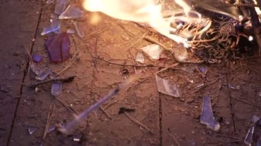 kırık cam bir eroin kokain enjeksiyon sonra kan Püskürtme aşağı düşen şırınga.