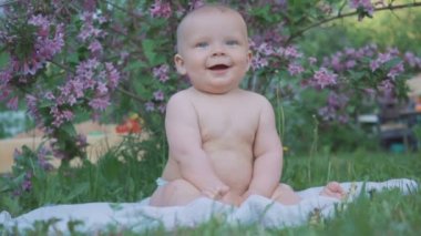 Doğada bir portakal yemek mutlu bebek .