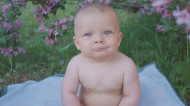 Doğada bir portakal yemek mutlu bebek .