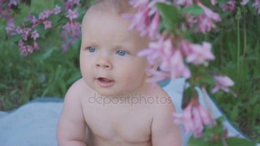 Doğada bir portakal yemek mutlu bebek .