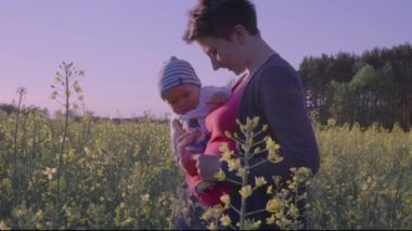 Anne bebek kolza tohumu alan ağır çekimde gıdıklıyor