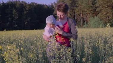 Anne bebek kolza tohumu alan ağır çekimde koyar.