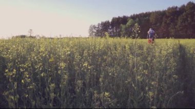 Anne kolza tohumu alan bebek oynadı ve yavaş atar