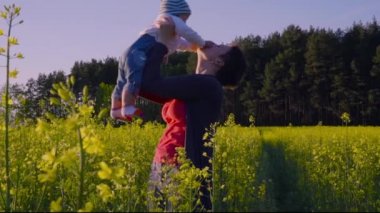 Anne kolza tohumu alan bebek oynadı ve yavaş atar