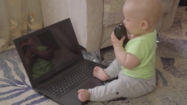 Новорожденный с компьютером — стоковое видео