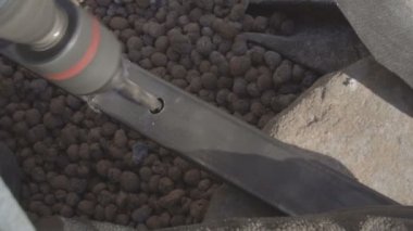 Özel bir bahçe metal atölyesinde closeup sondaj metal. El yapımı çit