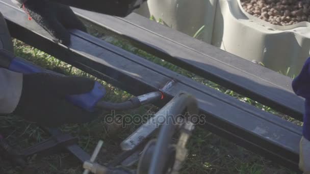 Soldador de Metal Welding em um jardim privado. Cerca artesanal — Vídeo de Stock