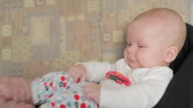 Mutlu bebek çocuk babaları kucağına yalan