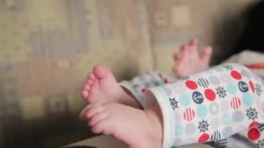 Mutlu bebek çocuk babaları kucağına yalan