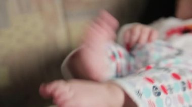 Mutlu bebek çocuk babaları kucağına yalan