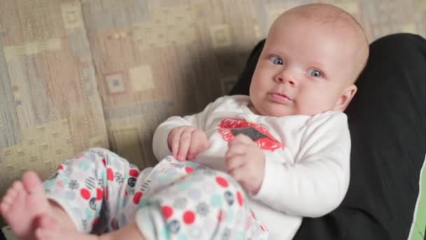 Happy babyjongen liggen op vaders schoot — Stockvideo