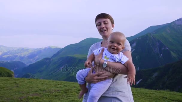 Мама и ребенок играют в горах. — стоковое видео