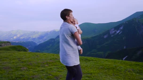 Mãe e bebê estão brincando nas montanhas — Vídeo de Stock