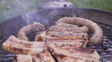 Şef ızgara et saygısız. Barbekü et üzerinde hazırlanıyor ızgara, yakın çekim. Koyun eti veya domuz eti ızgara.