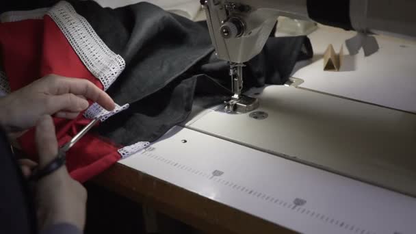 Närbild bilder av en kvinna som sy en bomull med en symaskin — Stockvideo