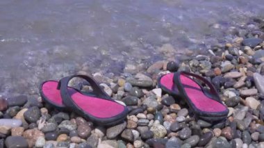 Çakıl plaj terlikleri.
