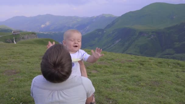 Moeder en baby spelen in de bergen — Stockvideo