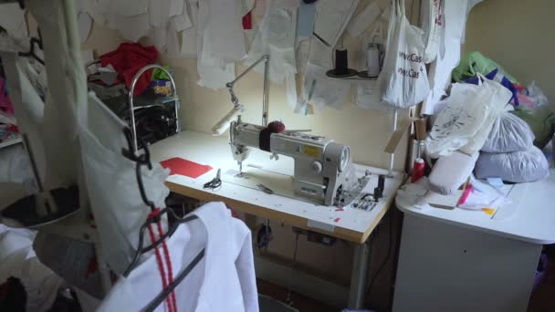 縫製ミシンと綿の女性の映像を閉じる — ストック動画