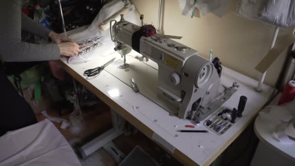 Imágenes de cerca de una mujer cosiendo un algodón con una máquina de coser — Vídeos de Stock