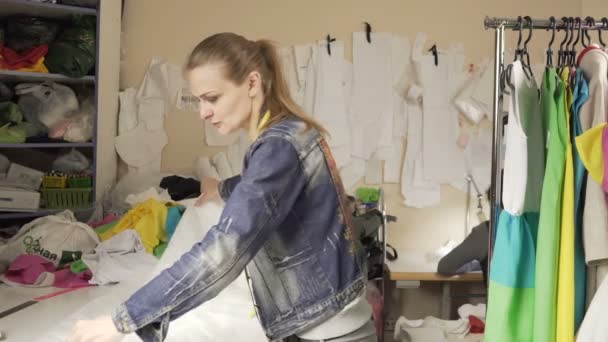Ρούχα σχεδιαστών συνεργάζεται με μετρήσεις σε ένα πίνακα studio. 4k Uhd . — Αρχείο Βίντεο