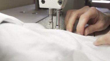 Bir kadın bir pamuk ile bir dikiş makinesi dikiş görüntülerini kapat