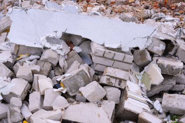 İnşaat atıkları. İnşaat atık, closeup yığını. Bina moloz ve taşlar. Çöp, önemsiz, çevre binayı havaya Kazıklı çöp terk edilmiş. Sokak sahne. Geri dönüşüm sanayi. Ekoloji. Değil ekoloji.