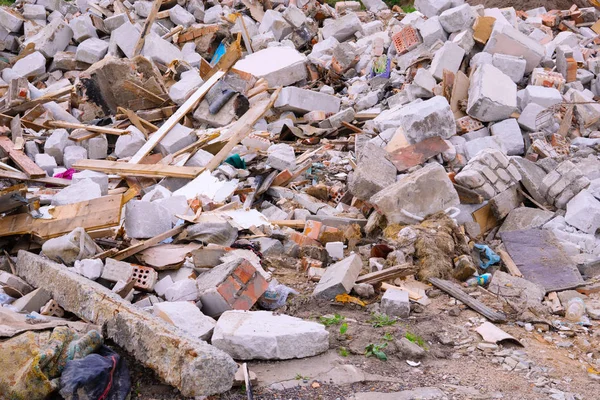 İnşaat atıkları. İnşaat atık, closeup yığını. Bina moloz ve taşlar. Çöp, önemsiz, çevre binayı havaya Kazıklı çöp terk edilmiş. Sokak sahne. Geri dönüşüm sanayi. Ekoloji. Değil ekoloji.