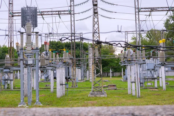 Düğmeleri ve bağlantıyı kesen yüksek gerilimli alt istasyonun bir parçası