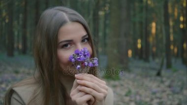 bahar çiçekleri ormanın içinde kokulu güzel genç kız
