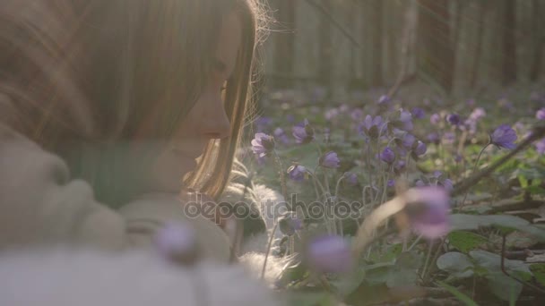 Bela menina deitada nas flores da floresta — Vídeo de Stock