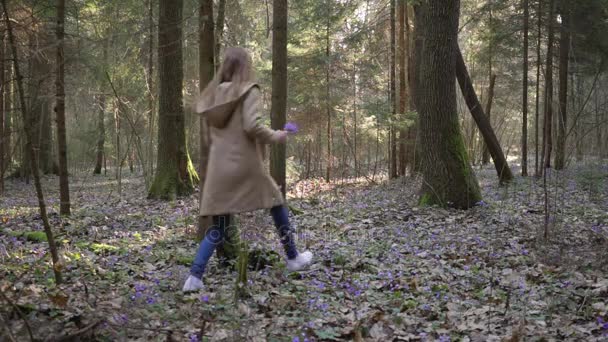Mooi jong meisje loopt door bos bloemen — Stockvideo