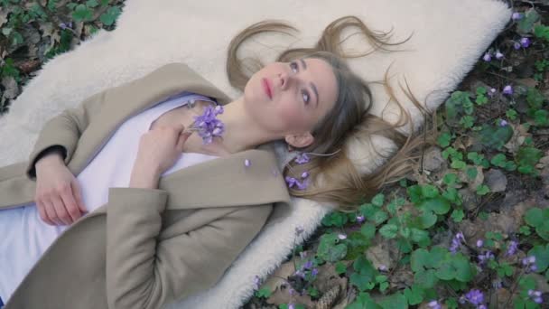 Belle jeune fille couchée dans la forêt fleurs — Video