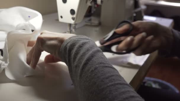 Primo piano filmato di una donna che cuce un cotone con una macchina da cucire — Video Stock