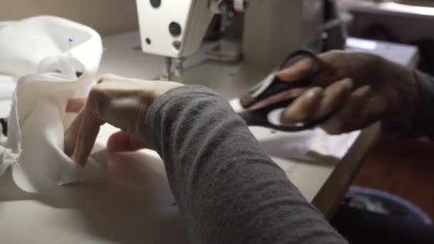 Imágenes de cerca de una mujer cosiendo un algodón con una máquina de coser — Vídeos de Stock