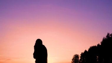 Yeni doğan ile mutlu aile kolza tohumu alanında oynuyor. Siluetleri.