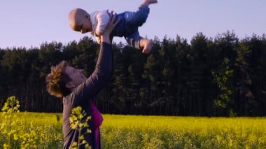 Anne kolza tohumu alan bebek oynadı ve atar.