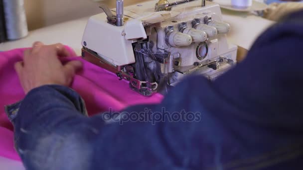 Imágenes de cerca de una mujer cosiendo un algodón con una máquina de coser — Vídeo de stock