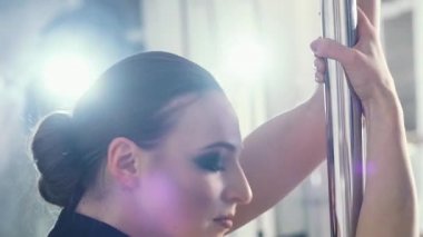 Bir Kutbu, dansçı, Fitness ve spor dans kız. Pole Dance