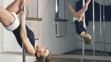 Bir Kutbu, dansçı, Fitness ve spor dans kız. Pole Dance