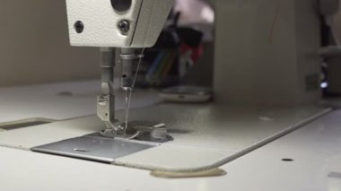 Bir kadın bir pamuk ile bir dikiş makinesi dikiş görüntülerini kapat