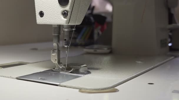 Imagens de perto de uma mulher costurando um algodão com uma máquina de costura — Vídeo de Stock