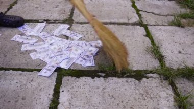Süpürge kaldırım arka plan üzerinde çöp Kepçe dolar piyango