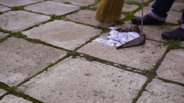 Süpürge kaldırım arka plan üzerinde çöp Kepçe dolar piyango