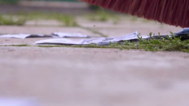 Süpürge kaldırım arka plan üzerinde çöp Kepçe dolar piyango