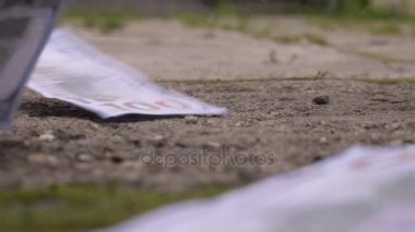 Süpürge kaldırım arka plan üzerinde çöp Kepçe dolar piyango