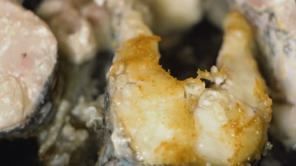 Filetes de pescado frito en sartén. Freír pescado de lucio grande en una sartén . — Vídeo de stock