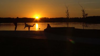 bir resim günbatımı alarak iki güzel kız. Ağır çekim.