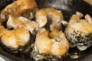 Tavada kızarmış balık biftek. Büyük pike balık bir tavada kızartma.