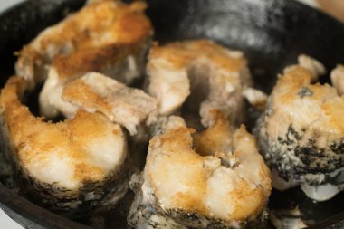 Tavada kızarmış balık biftek. Büyük pike balık bir tavada kızartma.