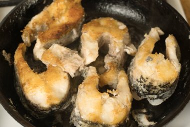 Tavada kızarmış balık biftek. Büyük pike balık bir tavada kızartma.